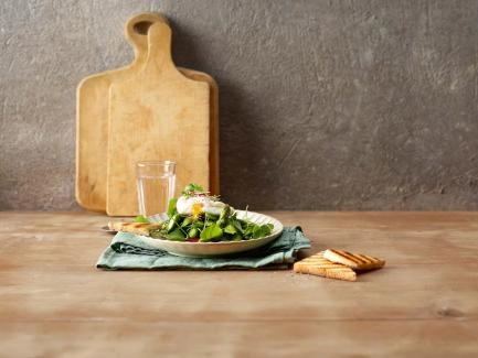 Spargel-Kresse-Salat mit pochierten Eiern